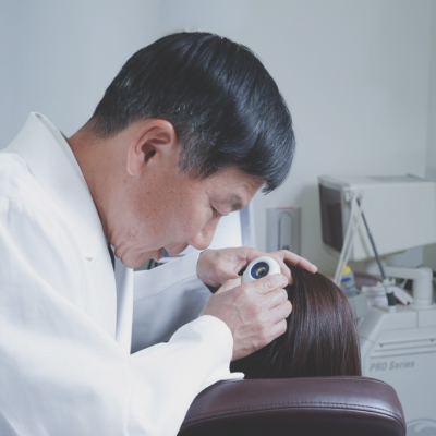 治療をしている医師