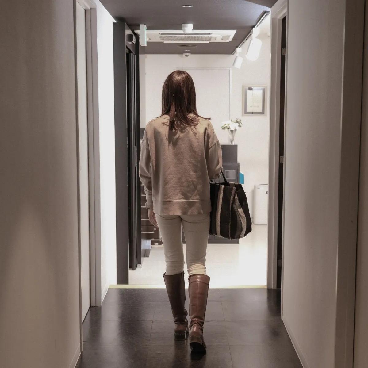 廊下を歩いている女性